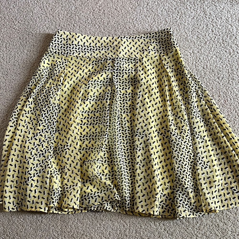 Fun and flirty yellow skirt